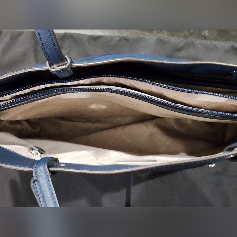 MICHAEL KORS | Jet Set Travel Tote Color | Navy Blue - Picture 12 of 13